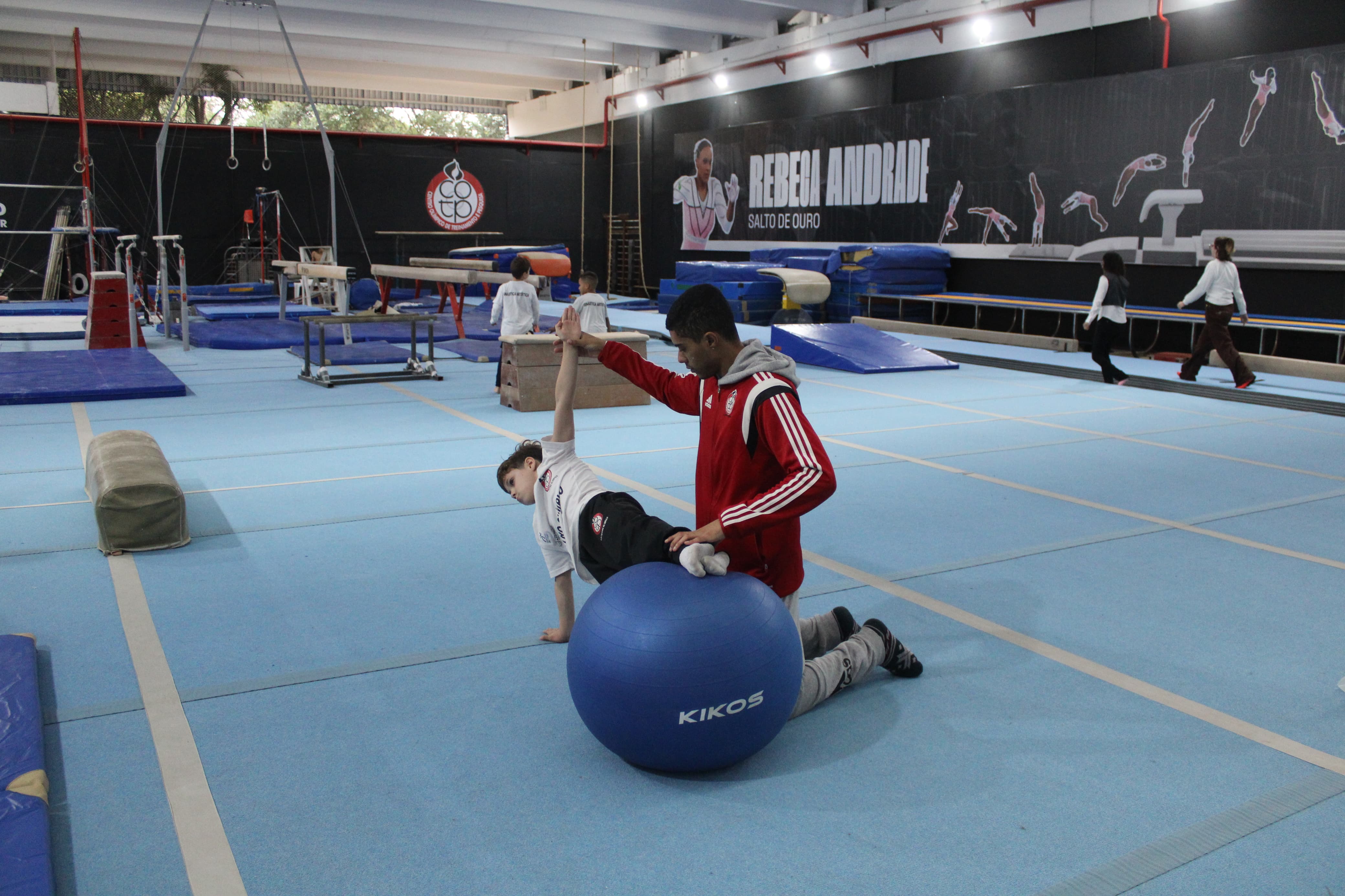 Na imagem, atletas e professores de ginástica artística do Centro Olímpico de Treinamento e Pesquisa.